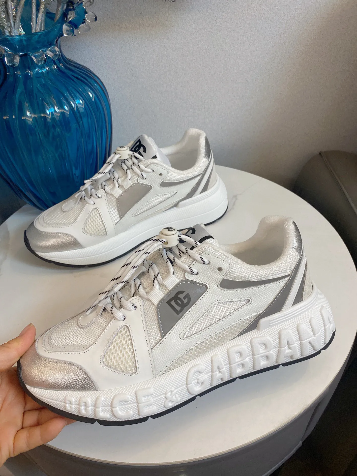 Men's men's shoes💰580 Dolce&Gabbana Dolce & Gabbana's latest popular D&G couple's dad shoes Airmaster series casual sports shoes original purchase development and production Airmaster shoes draw inspiration from Daymaster's iconic shape, while lightening the middle part of the sole to present a more sporty appearance. Nylon upper with contrasting suede and calfskin details. The tongue, heel and back sole are embellished with the DG logo, and the micro-injection logo rubber label is the icing on the cake. Exquisitely packaged at the delivery counter🛍📦 ▪️ Fabric: Original imported first-layer cowhide ▪️ Lining: Customized breathable towel lining ▪️ Sole: Original molded PU+TPU material ▪️ Bottom thickness: 5CM ▪️ Size: Women's 35-40/Men's 39-44 (45 46 customized)